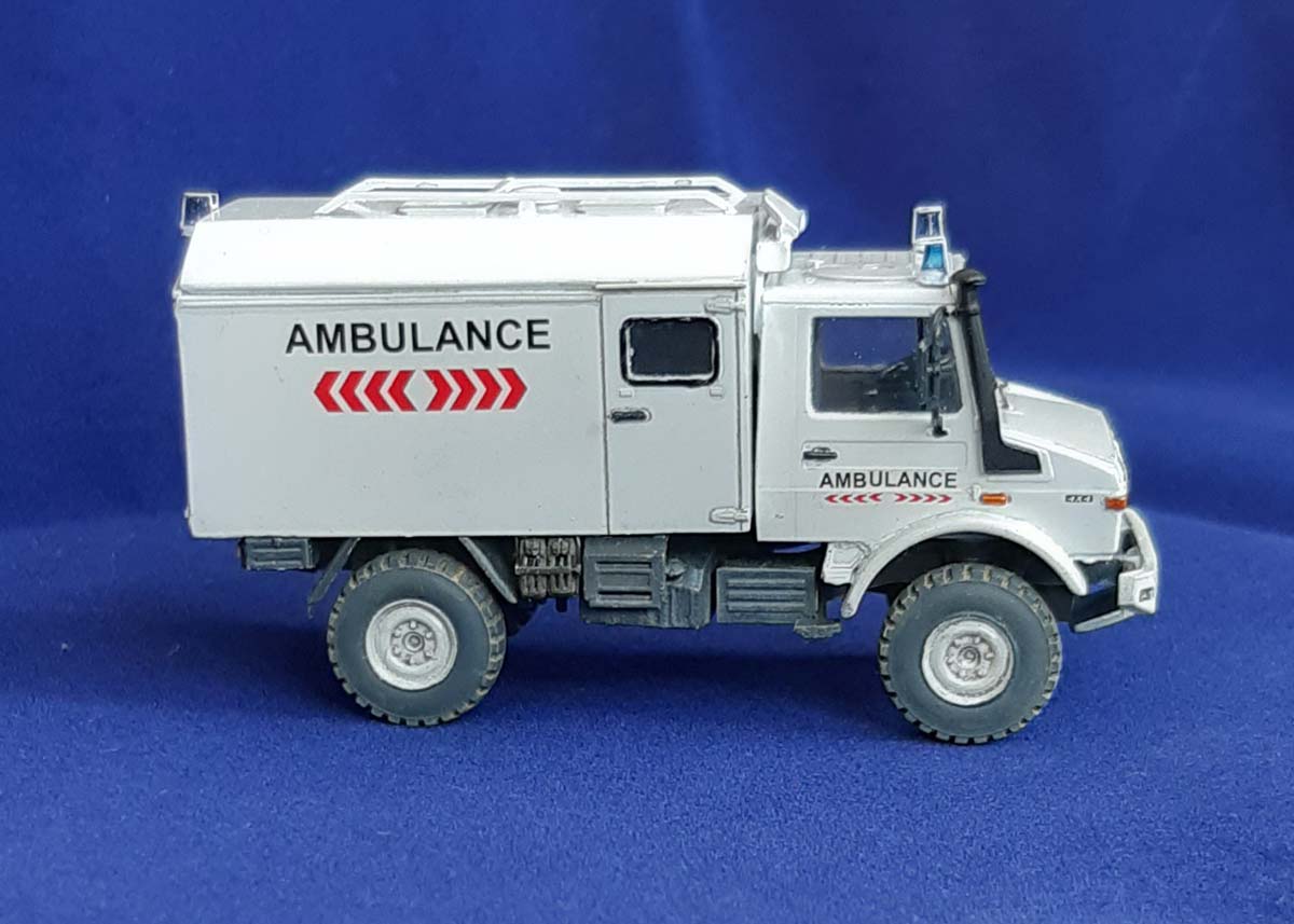 ACE: Model Unimog U1300L 4x4 Krankenwagen Ambulance
